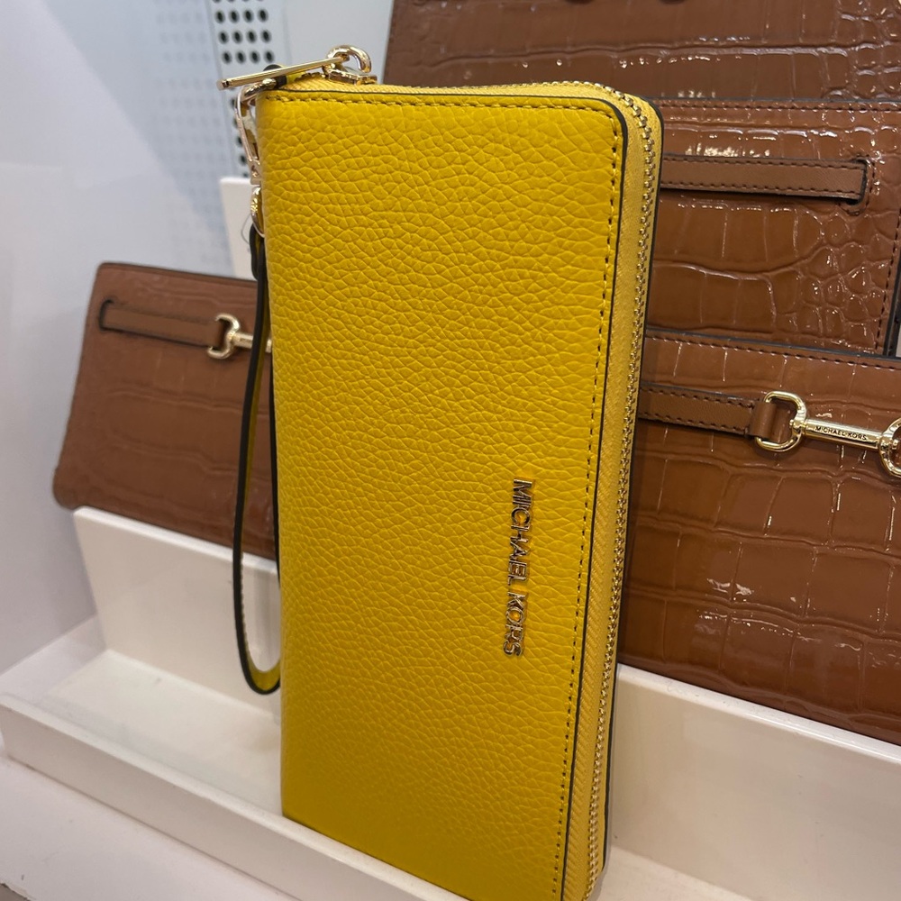 MICHAEL KORS Jet Set Travel Lg Pebbl Leather Continental Wristlet Wallet 
Honey - Picture 6 of 16